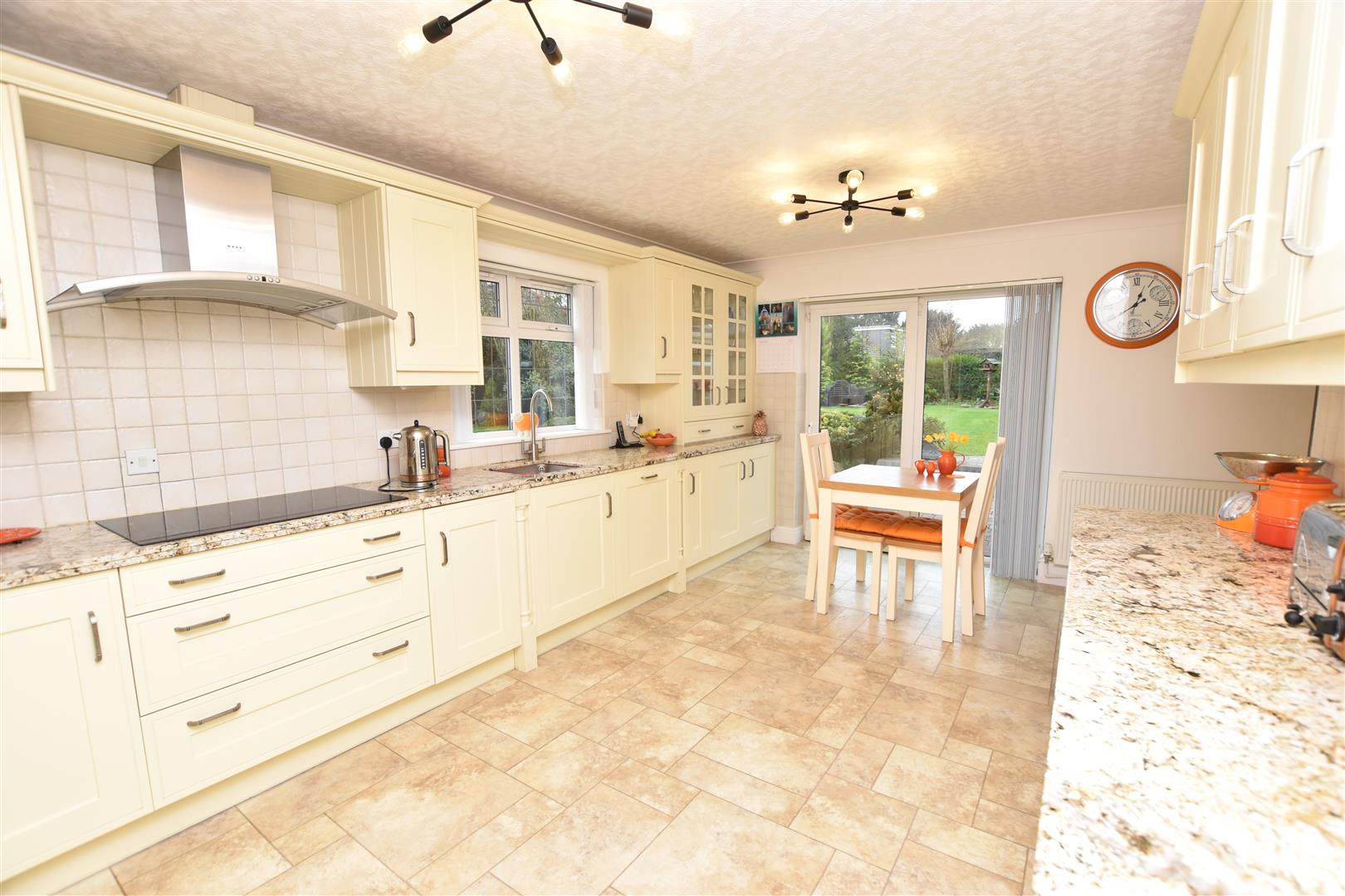 KITCHEN/BREAKFAST ROOM